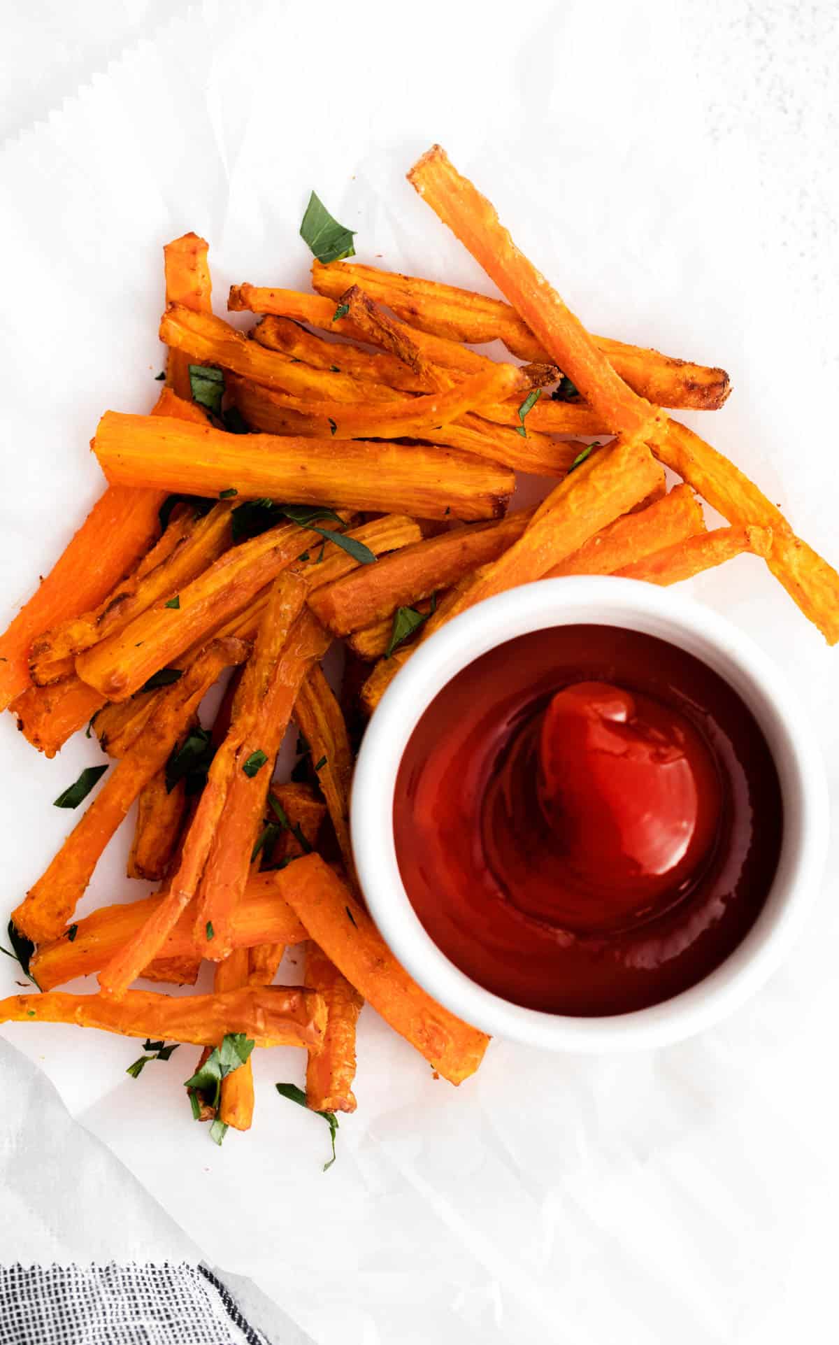 carottes cuites à la friteuse dans une assiette avec du ketchup