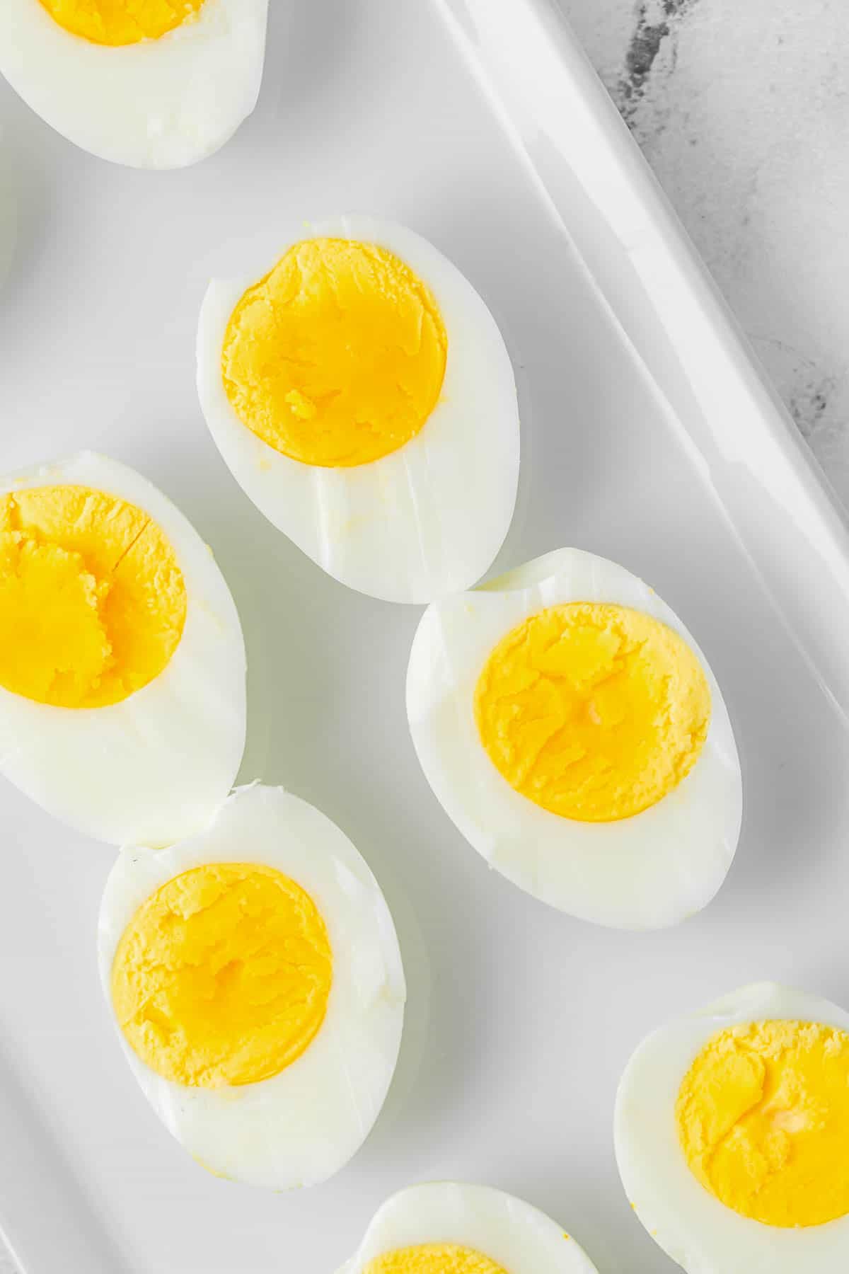 photo en gros plan d'œufs durs en tranches