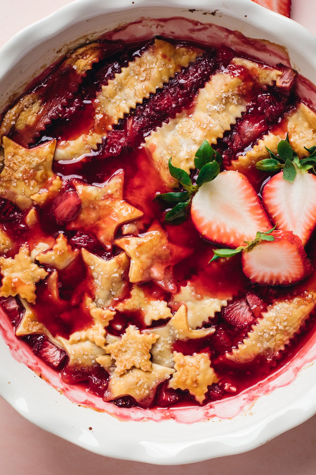 Vue rapprochée d'un cobbler aux fraises américain cuit avec les Stars and Stripes en croûte de tarte sur le dessus.