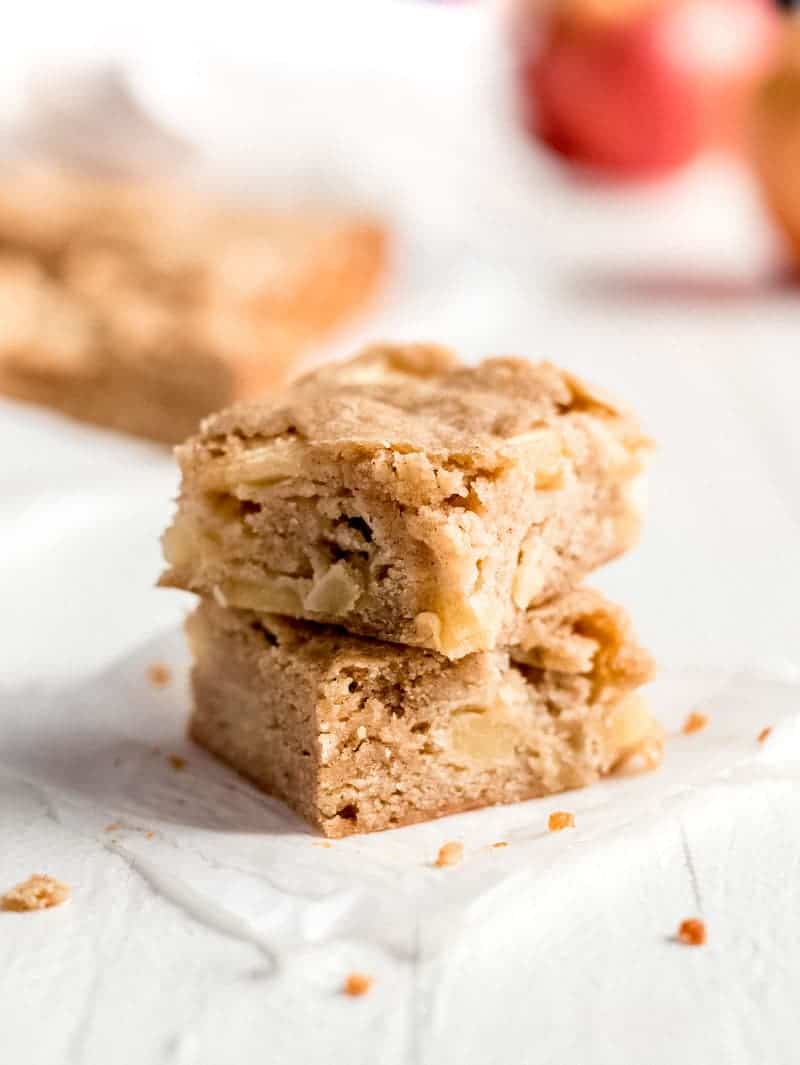 Deux blondies aux pommes sur fond blanc.