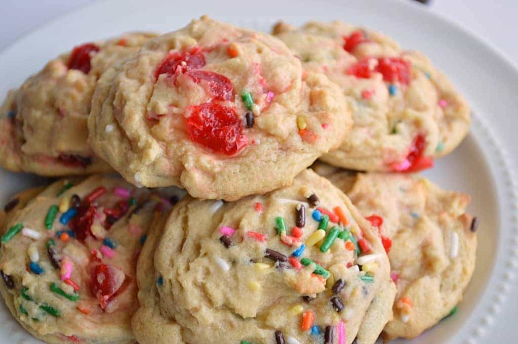 Pile de biscuits banana split avec des cerises au marasquin.