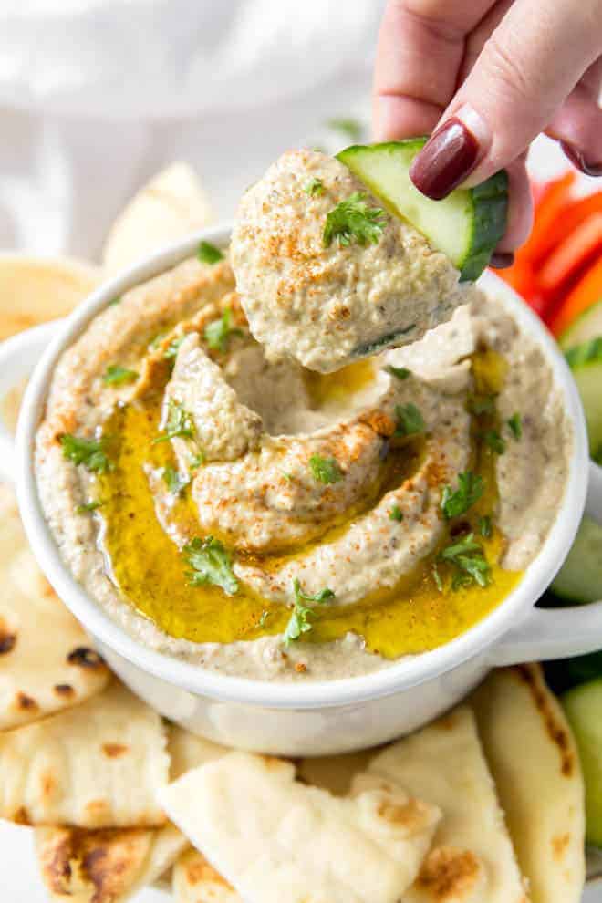 Un concombre dans un bol de baba ghanouj maison