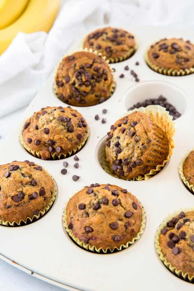 un moule à muffins rempli de muffins aux bananes et aux pépites de chocolat cuits au four