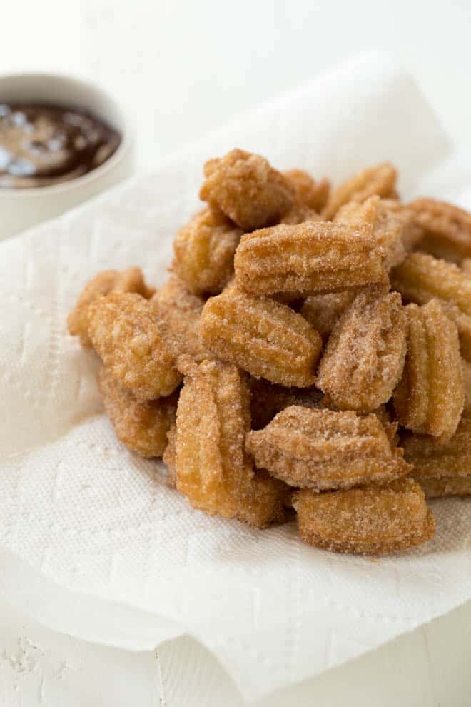 une pile de mini-bouchées de churros posée sur une assiette