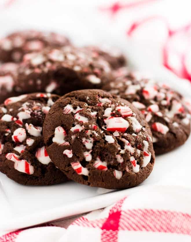 biscuits au chocolat et à la menthe posés sur une assiette