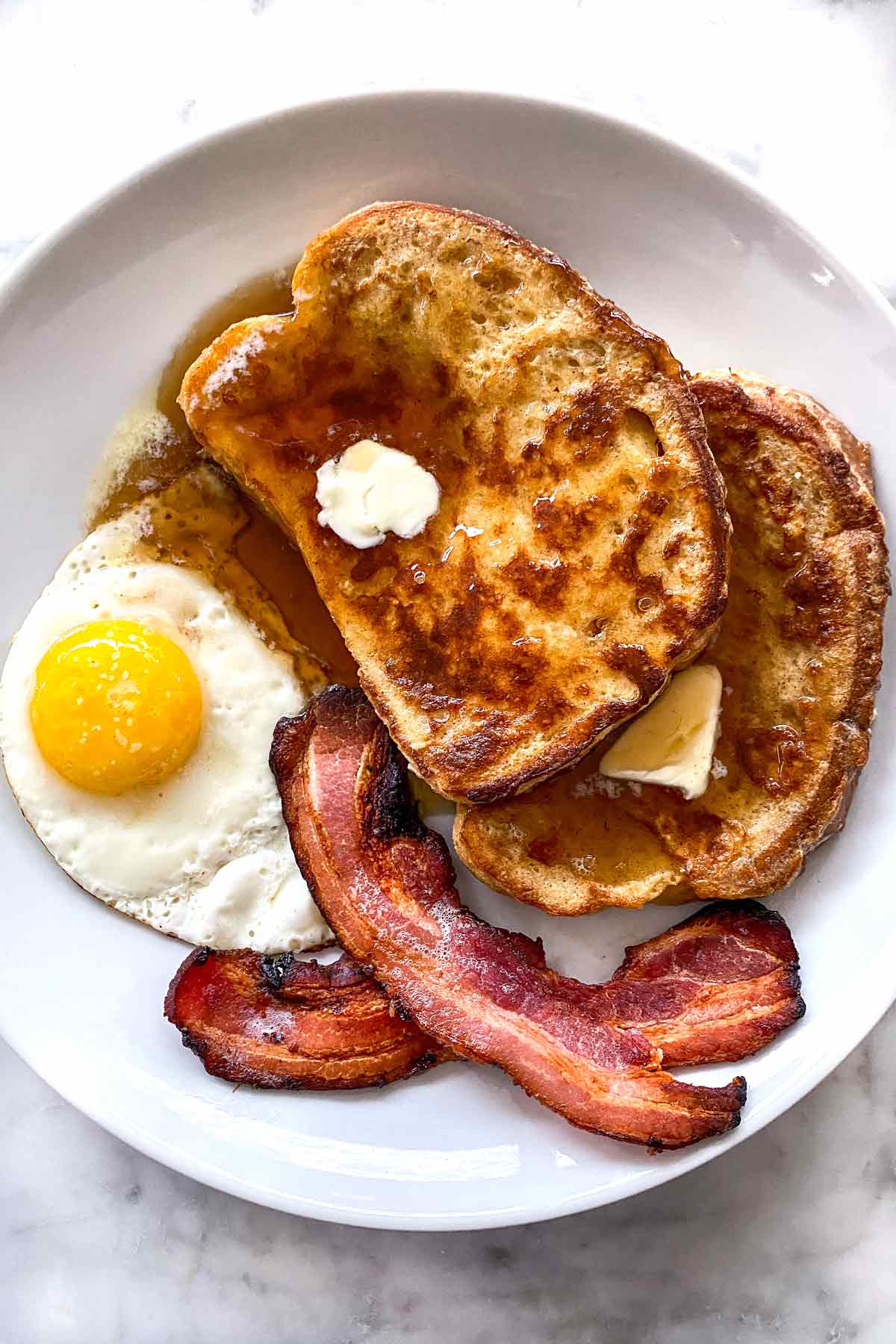 Pain perdu, œufs et bacon foodiecrush.com