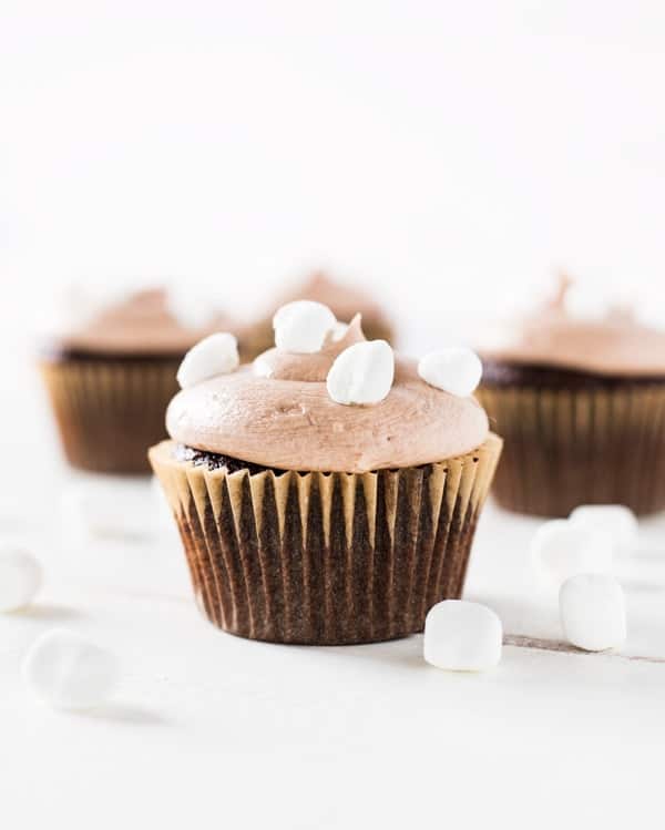 Cupcakes au chocolat chaud avec glaçage au cacao et mini marshmallows