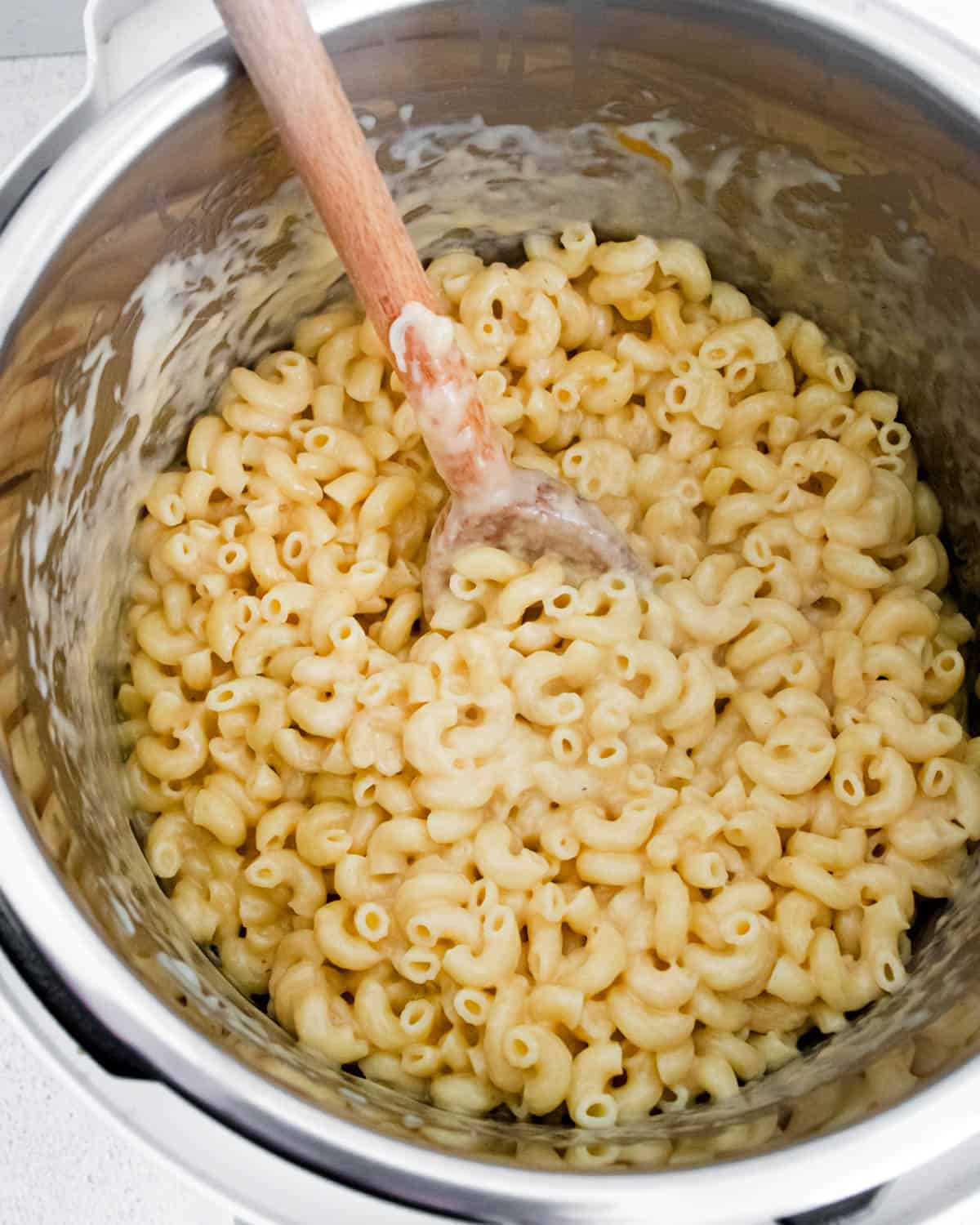 macaronis au fromage dans une marmite instantanée