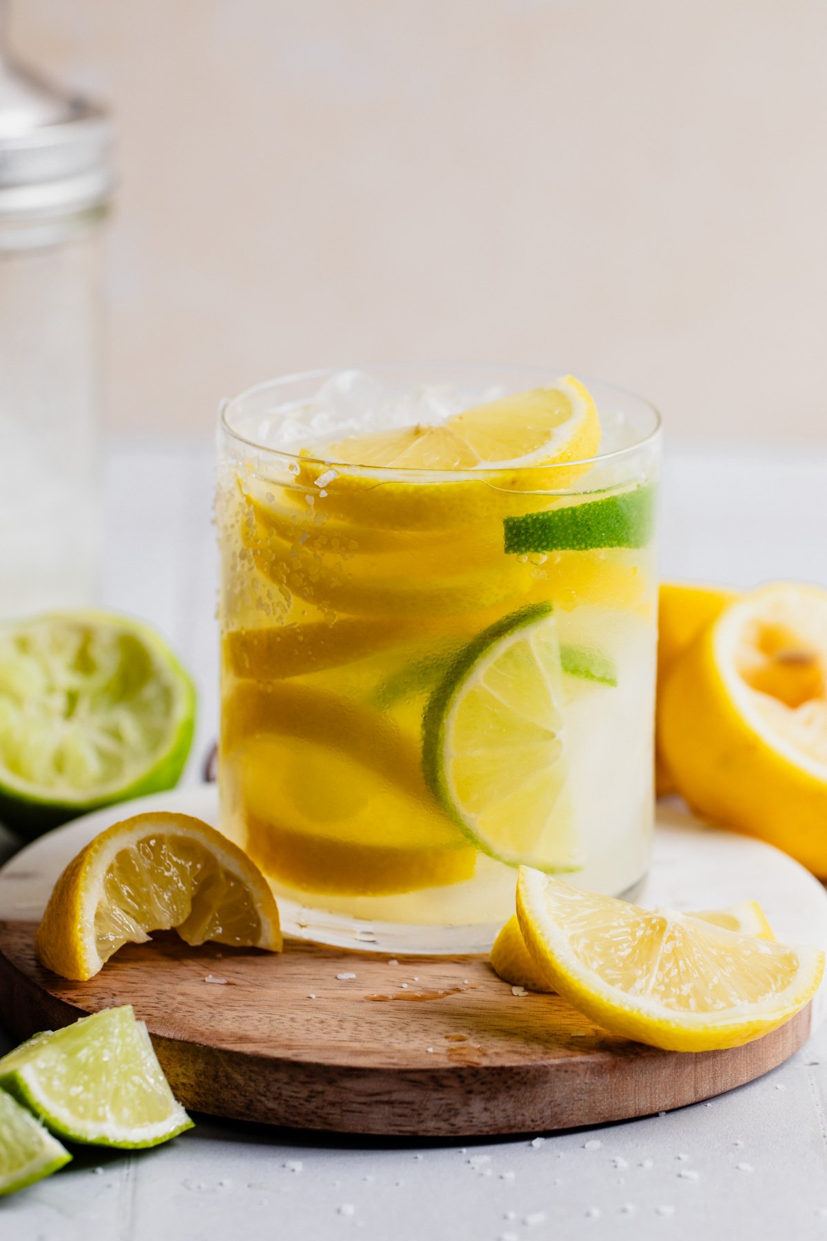 Verre rempli de tranches de citron et de margarita au citron.