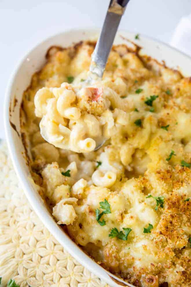 macaronis au homard cuits au four dans un plat à gratin