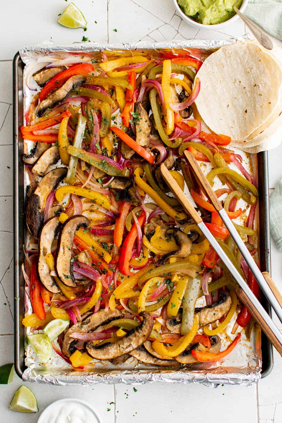 Fajitas de champignons portobella cuites sur une plaque.