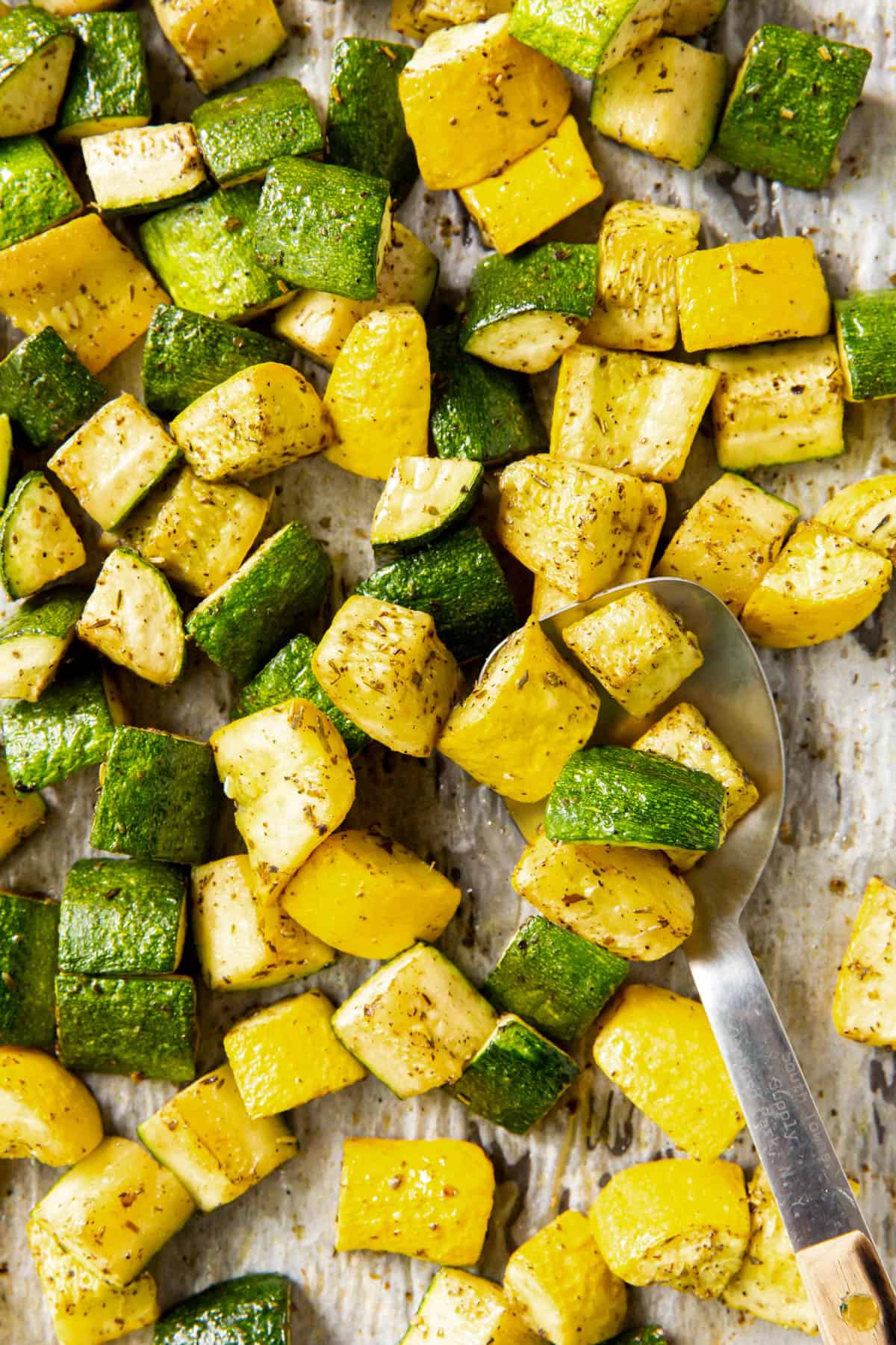 courgettes et courges rôties sur une plaque de cuisson