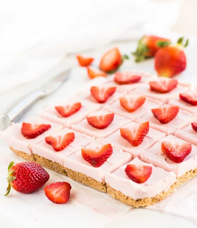 Les barres de cheesecake aux fraises avec une croûte de biscuits Graham est une recette sans cuisson pour la Saint-Valentin #cheesecake #dessert