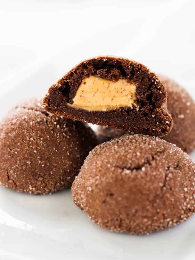 Les biscuits fourrés au beurre de cacahuète et au chocolat offrent le meilleur des deux mondes. Les biscuits au chocolat moelleux contiennent une surprise au beurre de cacahuète ! | we-cooking.fr